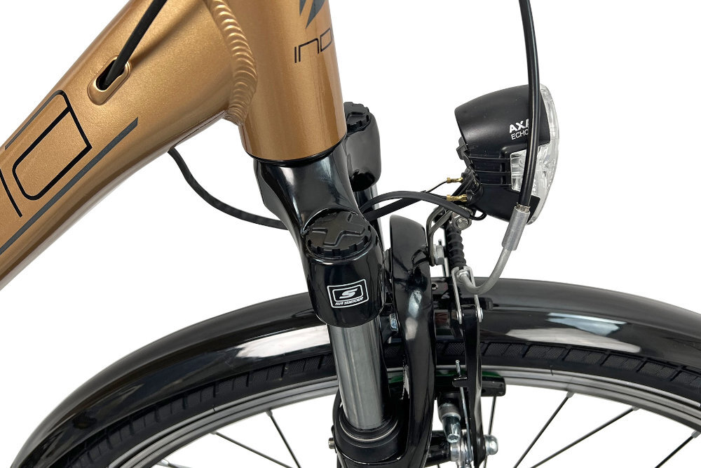 Rower trekkingowy INDIANA X-Road 3.0 M23 28 cali Apse męski Brązowo-czarny rower typu hardtail przedni amortyzator marki SR Suntour typu M-3010-AP 1 1/8 skok 63 mm ulatwia najezdzanie na przeszkody niweluje wstrzasy regulacja za pomoca sprezyny