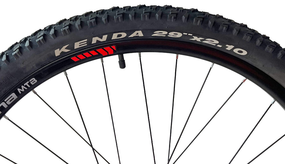 Rower górski MTB INDIANA X-Pulser 2.9 M23 29 cali męski Czarno-czerwony kola rozmiar 29 cali latwiej pokonac rozne przeszkody wiekszy kontak kola z podlozem szeroki opony marki KENADA gleboki bieznik dwusciankowe obrecze dobra przyczepnosc regularne sprawdzanie cisnienia powietrza wartosc na bocznej czesci opony