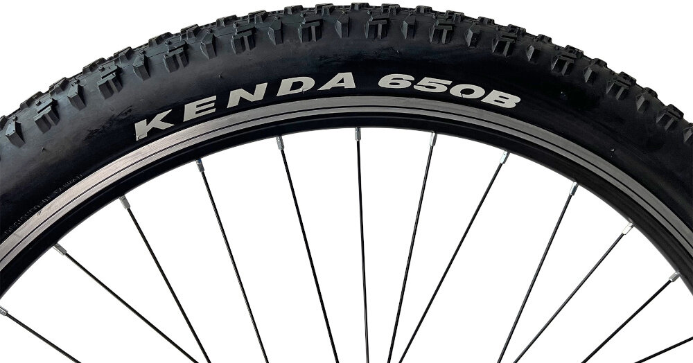 Rower górski MTB INDIANA X-Pulser 1.7 D17 27.5 cala damski Biało-niebieski kola rozmiar 27,5 cali latwiej pokonac przeszkody wiekszy kontakt kola z podlozem szerokie opony marki KENDA dobra przyczepnosc dwusciankowe obrecze zachowanie regularnego ksztaltu kol stabilne trzymanie opony regularne sprawdzanie cisnienia powietrza wartosc na bocznej czesci opony