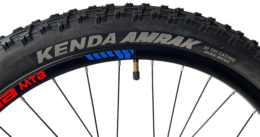 Rower górski MTB INDIANA X-Enduro 2.7 M19 27.5 cala męski Niebiesko-czerwony kola rozmiar 27,5 cala latwe pokonywanie przeszkod wiekszy kontakt kola z podlozem szerokie opony marki KENDA gleboki bieznik dobra przyczepnosc regularne sprawdzanie cisnienia powietrza wartosc na bocznej czesci opony