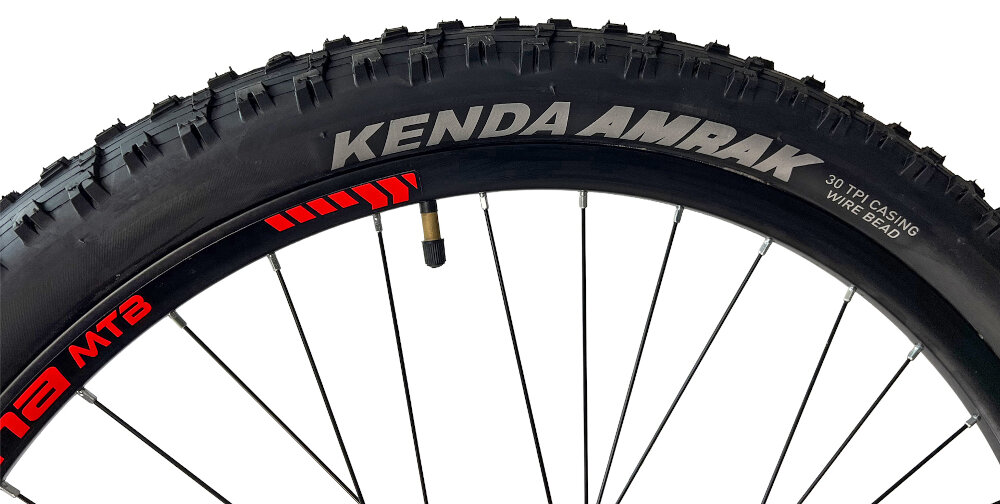 Rower górski MTB INDIANA X-Enduro 2.7 M17 27.5 cala męski Czarno-czerwony kola rozmiar 27,5 cala latwe pokonywanie przeszkod wiekszy kontakt kola z podlozem szerokie opony marki KENDA gleboki bieznik dobra przyczepnosc regularne sprawdzanie cisnienia powietrza wartosc na bocznej czesci opony