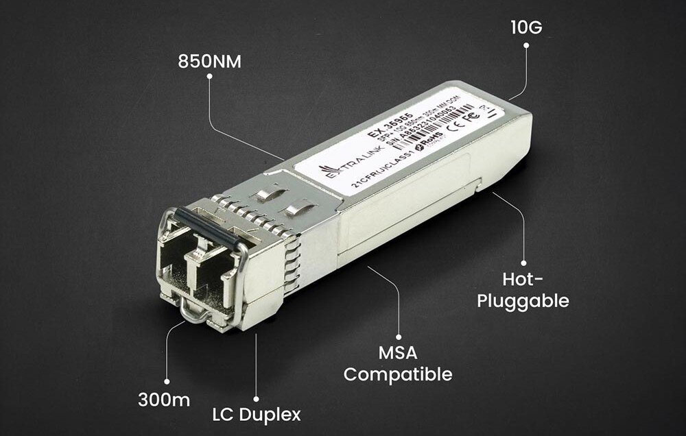 Moduł SFP+ EXTRALINK 10G 2-pack LC/UPC 850nm 300m HP/Aruba Srebrny moduł SFP na ciemnym tle z liniami wskazującymi jego cechy: '850NM', '10G', 'Hot-Pluggable', 'MSA Compatible', 'LC Duplex' i '300m'