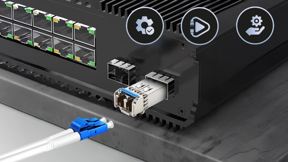 Wkładka SFP EXTRALINK EX.35887 (2 szt.) Grafika przedstawiająca tylną część czarnego urządzenia sieciowego z częściowo wsuniętym modułem sfp, niebieskim wtykiem światłowodowym lc na pierwszym planie oraz trzema okrągłymi ikonami symbolizującymi ustawienia, odtwarzanie i wsparcie