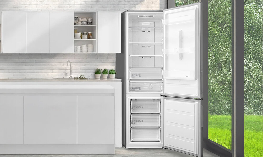 LODÓWKA MIDEA MDRB489FGE02O lifestyle wizualizacja front kuchnia otwarta wnętrze półki szuflady kolor inox