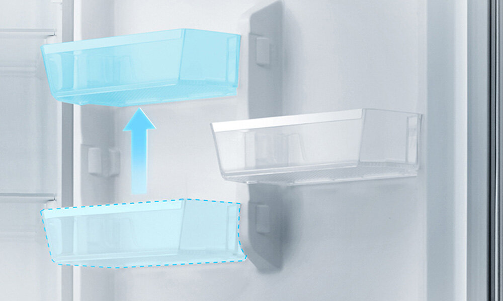 LODÓWKA MIDEA MDRB489FGE02O lifestyle wizualizacja półki na drzwiach strzałka kierunek kolor niebieski białe wnętrze pojemność 330l chłodziarka 247l zamrażarka 83l układ chłodziarka góra zamrażarka dół przestawne półki łatwa organizacja minimalistyczny design biała obudowa uniwersalny wygląd zmiana kierunku otwierania drzwiPraktyczna pojemność