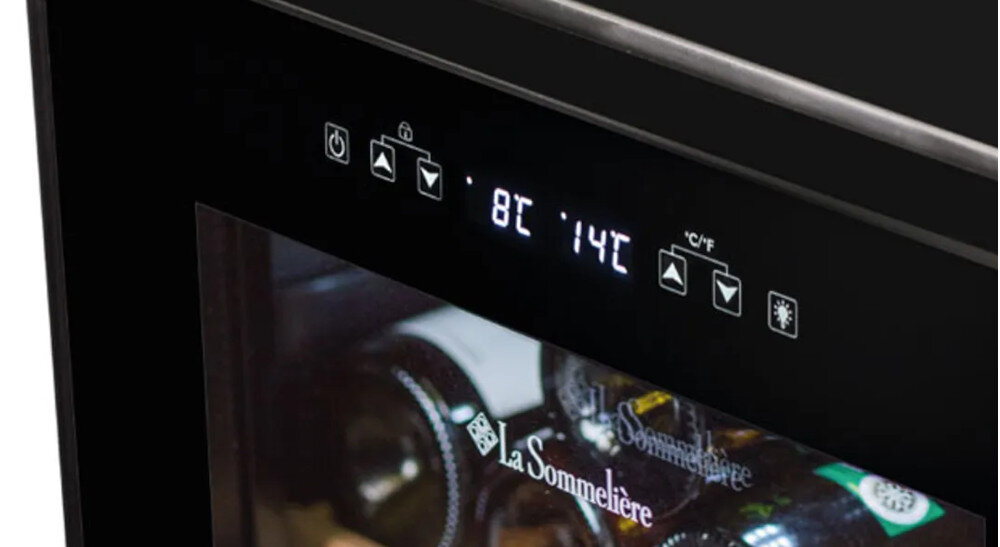 CHŁODZIARKA DO WINA LA SOMMELIERE SLS32DZBLACK Zbliżenie na elektroniczny panel sterowania winiarki z cyfrowym wyświetlaczem temperatury. Dotykowe przyciski umożliwiają wygodną regulację ustawień oraz oświetlenia wnętrza cyfrowy wyświetlacz precyzyjna kontrola temperatury łatwa obsługa