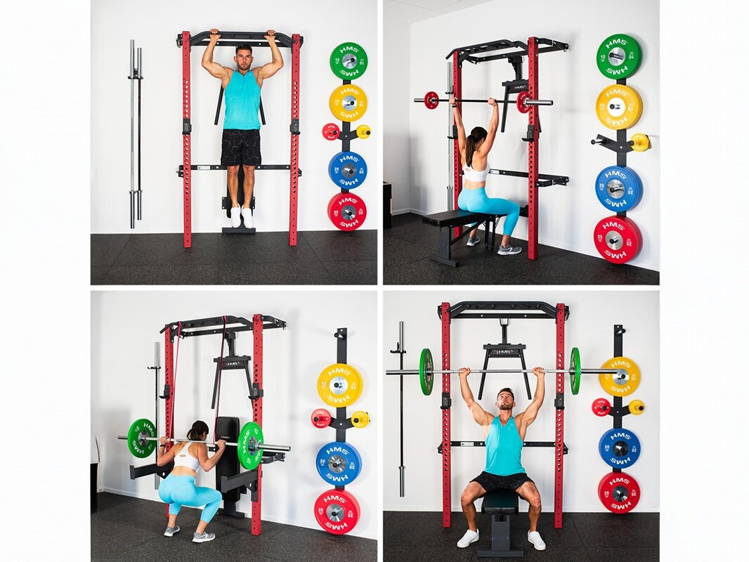 Klatka treningowa HMS KLT22 Czerwony dziewczyna lub chłopak pokazują ćwiczenia jakie można wykonać na klatce wielofunkcyjny drążek szerokość 110 cm, głębokość 20,5 cm, odległość od ściany 73 cm po rozłożeniu dwa haki pod gryf (7,5 x 17 cm) z regulacją wysokości w zakresie 48–164 cm 21-stopniowa regulacja co 5,5 cm