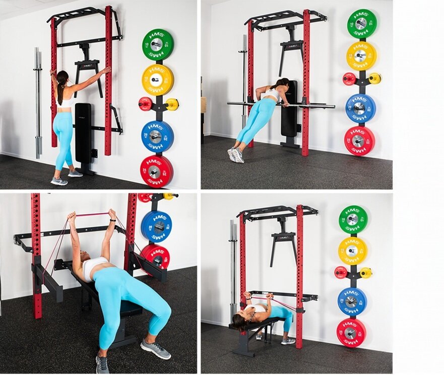 Klatka treningowa HMS KLT22 Czerwony dziewczyna pokazuje jakie ćwiczenia można wykonać na klatce składana ławka płaska odległość do ściany 140 cm poręcz do dipów z regulacją wysokości do 190 cm (długość całkowita 95 cm, ramiona 58 cm, regulowana szerokość 35–53 cm, średnica 4 cm) dedykowany naścienny uchwyt