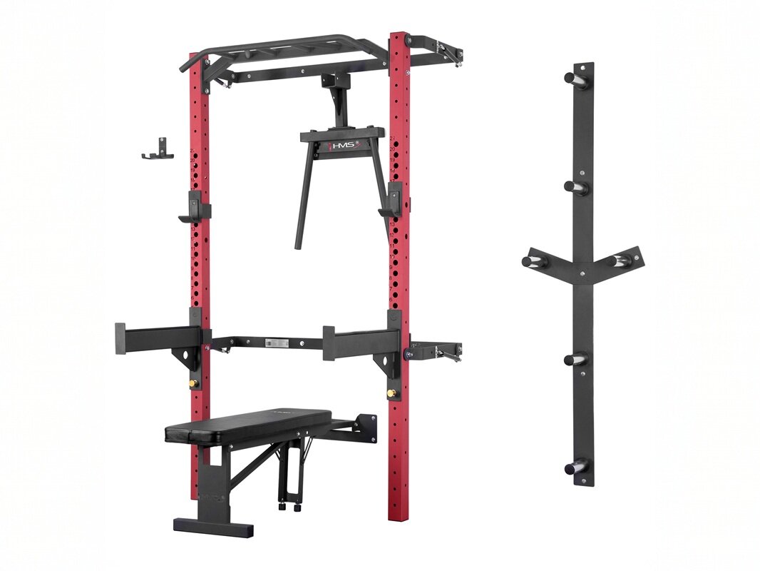 Klatka treningowa HMS KLT22 Czerwony zestaw na białym tle w zestawie klatka treningowa drążek do podciągania dwa haki pod gryf podpory bezpieczeństwa składana ławka płaska poręcz do dipów z uchwytem ściennym ścienny stojak na talerze uchwyt na dwa gryfy elementy montażowe dokumentacja