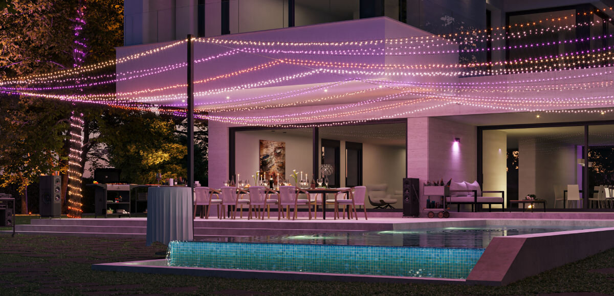 Girlanda PHILIPS HUE Festavia 225626, dekoracja, pogoda, klimat, warunki, na zdjęciu basen zewnętrzny w oświetleniu i kolorach girlandy hue