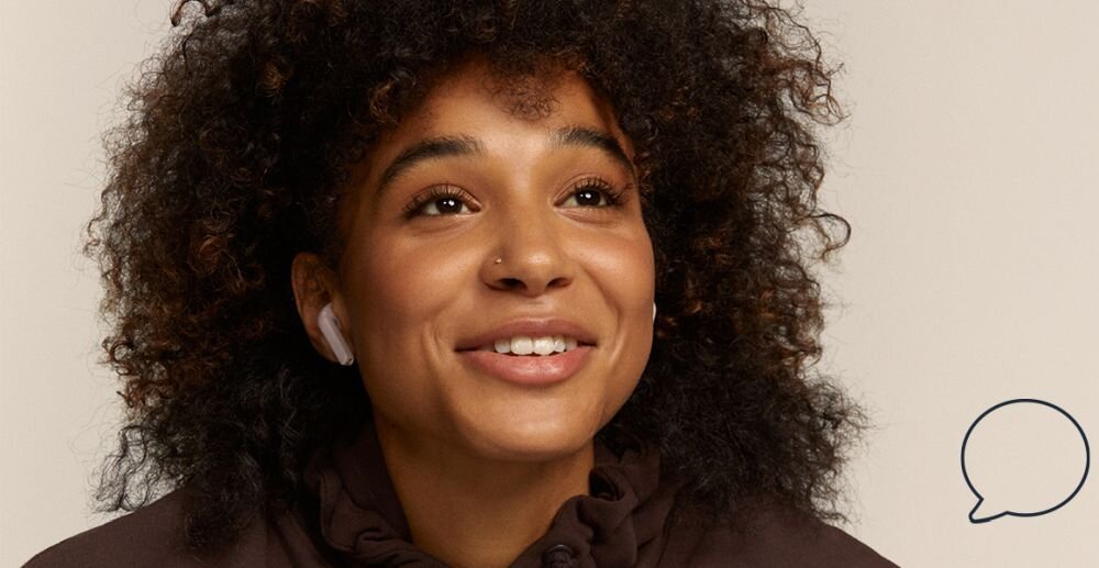 Słuchawki dokanałowe FRESH N REBEL Twins Fuse Asystent głosowy, sterowanie siri, google asystent - kobieta z sluchawkami w uszach