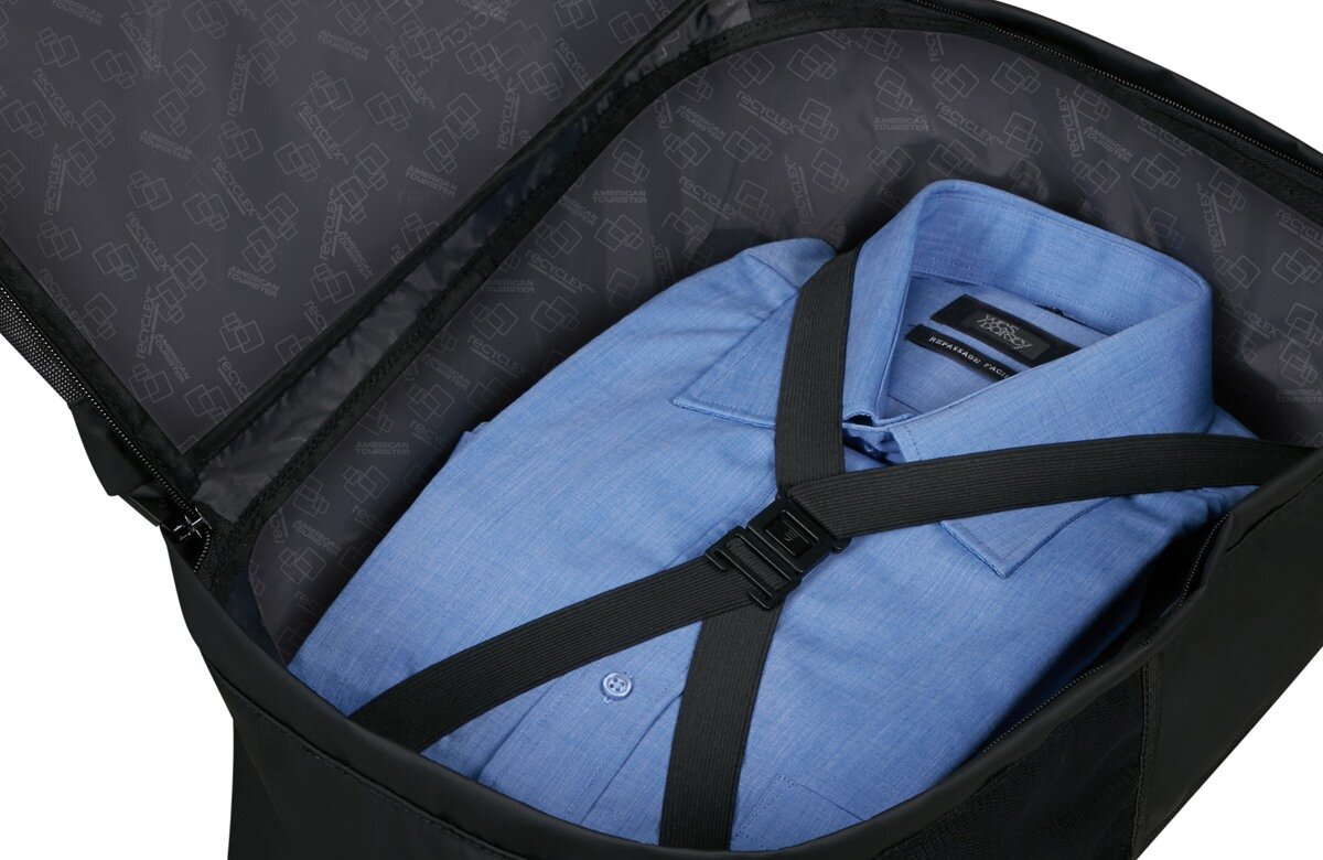 Forma małej walizki, pojemna komora, pasy zabezpieczające, boczna kieszeń, plecak American Tourister Urban Track