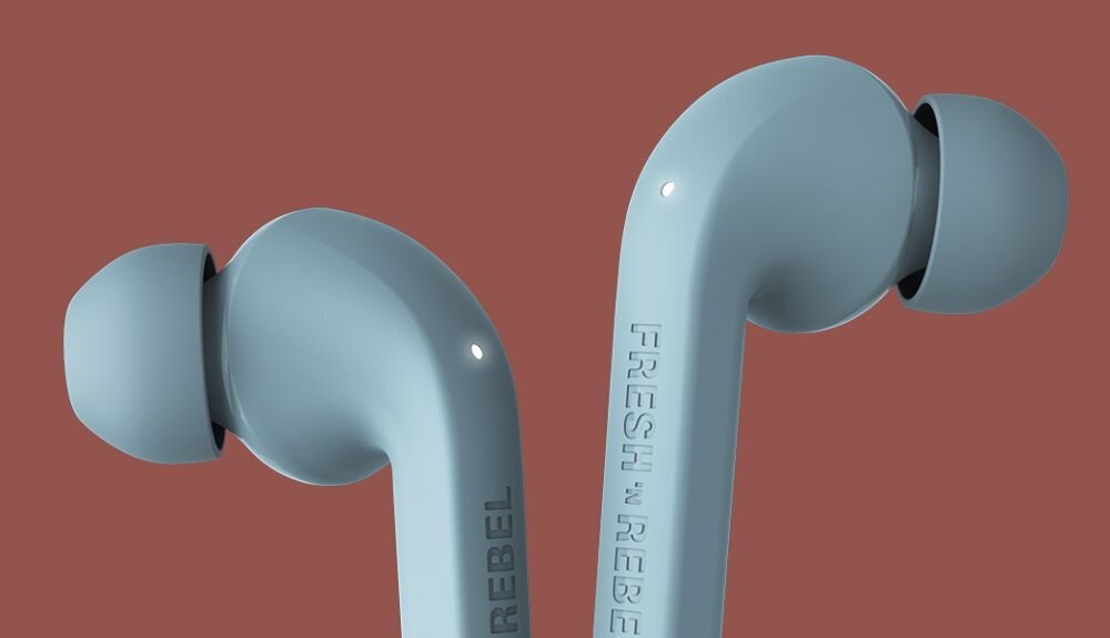 Słuchawki dokanałowe FRESH N REBEL Twins Fuse Prawdziwie bezprzewodowe, muzyka, rozmowy, podcasty, odsluch - niebieskie sluchawki na brazowym tle