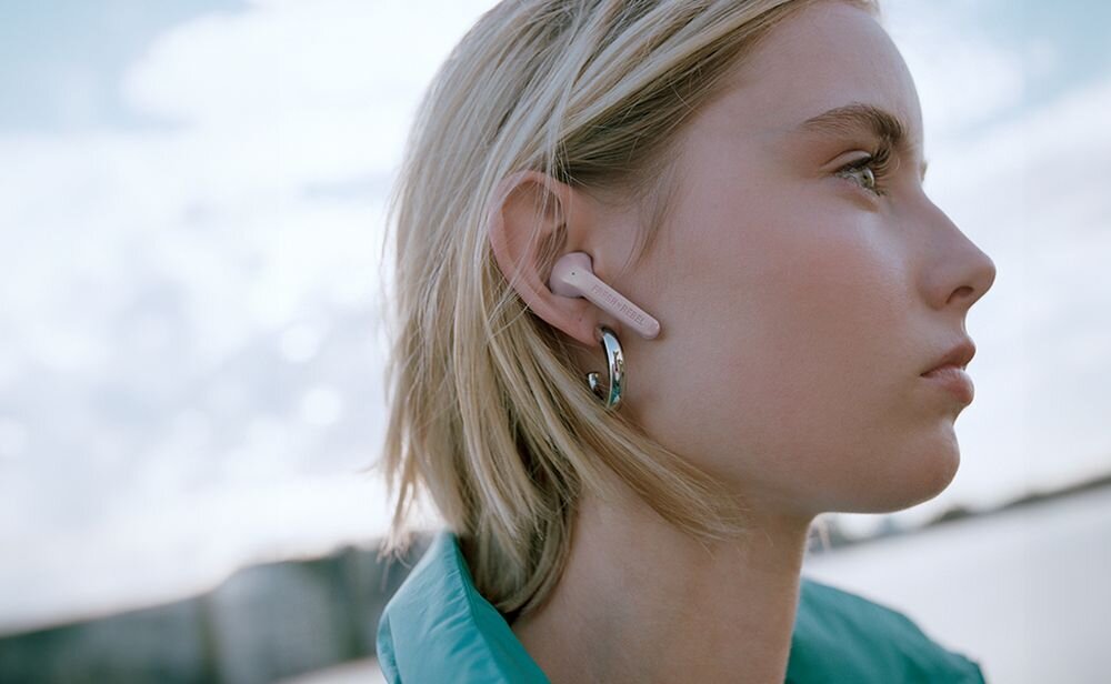 Słuchawki dokanałowe FRESH N REBEL Twins Fuse Czas odtwarzania - czas pracy, czas dzialania, ladowanie - kobieta z sluchawka w uchu