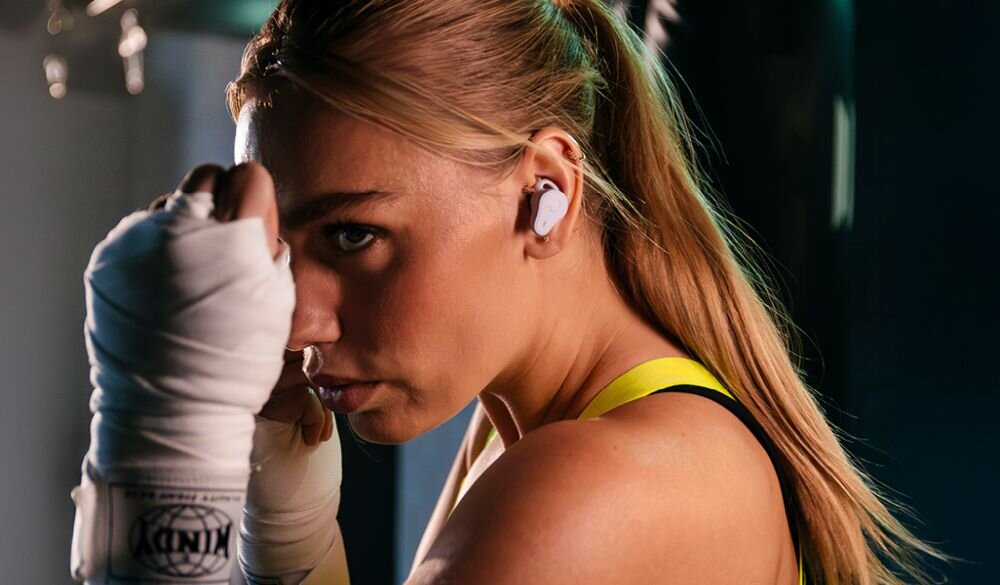 Słuchawki dokanałowe FRESH N REBEL Twins Move - kobieta uprawiajaca sport, zauszniki, ksztalt, dopasowanie Stworzone do uprawiania sportu