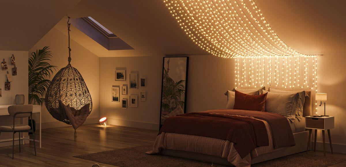 Girlanda PHILIPS HUE Festavia 250 świateł, kolory, sceny, kompozycje, aplikacja, pokój sypialniany z włączonymi światła o ciepłej barwie