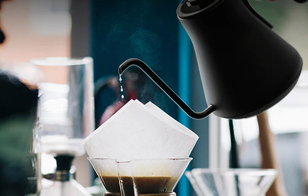Czajnik COCINARE CEK-201 Czarny stal nierdzewna waga ergonomiczny uchwyt nalewanie wylot powietrza skierowany do góry konstrukcja czajnika w kształcie litery S kontrola przepływu wody