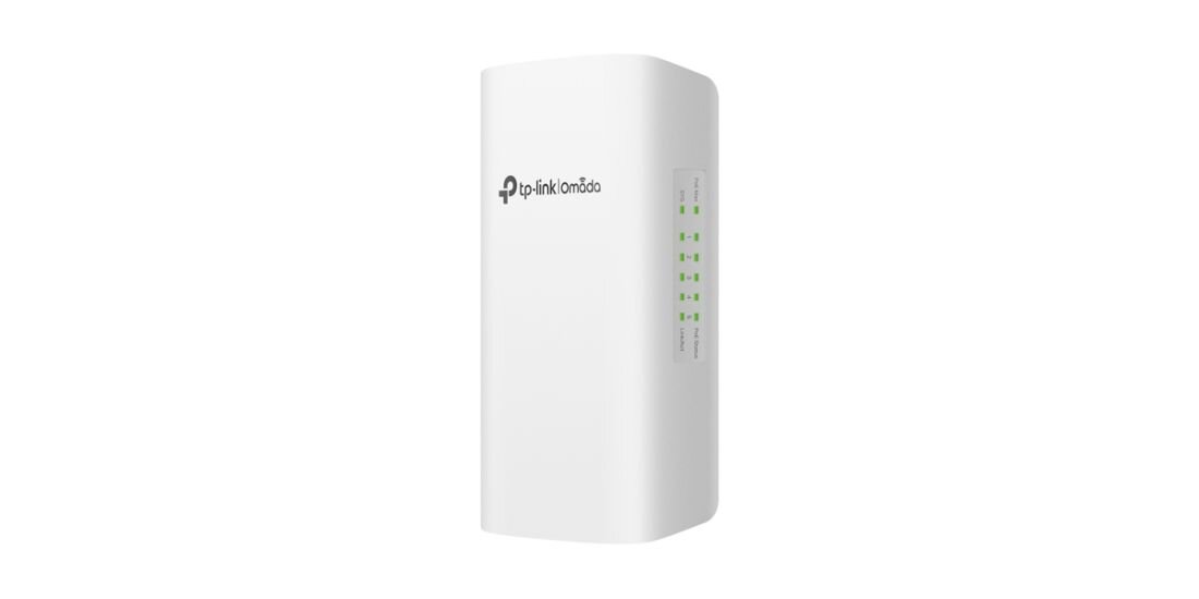 Przełącznik TP-Link Omada pokazuje tylny panel z gniazdem zasilania i otworami wentylacyjnymi na jasnym tle