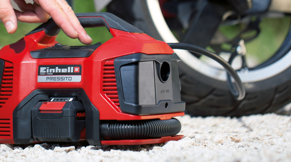 Kompresor hybrydowy EINHELL Pressito 4804020460 zasilanie za pomoca kabla sieciowego lub akumulatora systemowego 18 V z serii Power X-Change