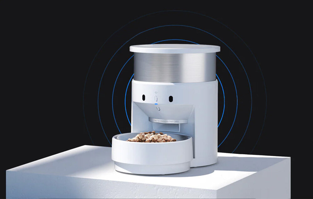 Dozownik karmy automatyczny PETKIT Fresh Element 3 Smart Pet Feeder 3 l biały dozownik z miską wypełnioną karmą na tle czarnej ściany