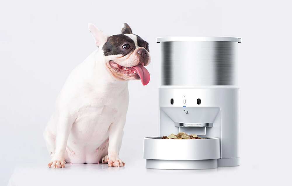 Dozownik karmy automatyczny PETKIT Fresh Element 3 Smart Pet Feeder 3 l pies obok pełnego dozownika czujniki świeży posiłek wirnik do karmy suchej mieszanej suszonej