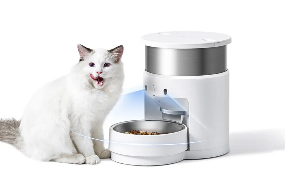 Dozownik karmy automatyczny PETKIT Fresh Element 3 Smart Pet Feeder 3 l oblizujący się kot koło dozowanika wykonanie stal nierdzewna 304 łatwy montaż łatwe czyszczeie podwójny czujnik podczerwieni