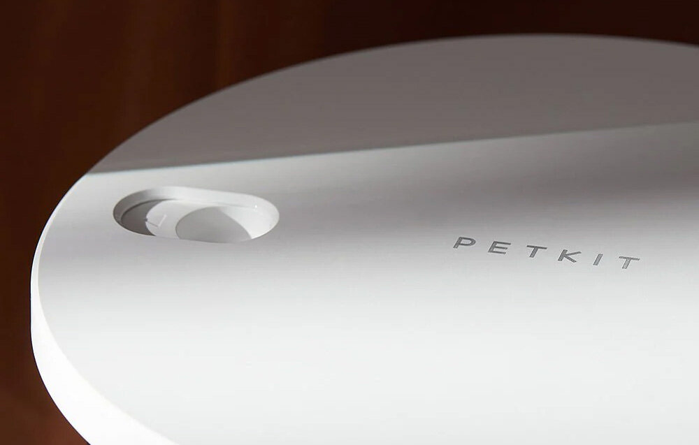 Dozownik karmy automatyczny PETKIT Fresh Element 3 Smart Pet Feeder 3 l zblizenie na blokadę włącznik wbudowana blokada pojemnika akumulator do 2 tygodni bez ładowania