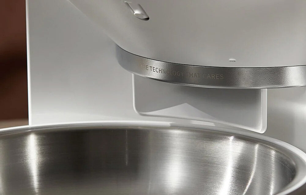 Dozownik karmy automatyczny PETKIT Fresh Element 3 Smart Pet Feeder 3 l zbliżenie na miejsce wysypywania karmy kontrola nadwyżej od 20 do 100 gran dopasowanie porcji pojemność 3 litry do 15 dni karmienia