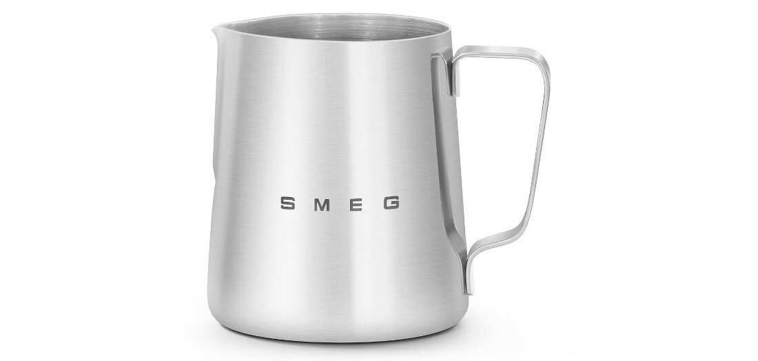 Dzbanek do mleka SMEG CMMJ01 Stylowy i funkcjonalny ze stali nierdzewnej Pojemność 450 ml wymiary wygodne przechowywanie Solidna stal nierdzewna dodatek dla miłośników kawy