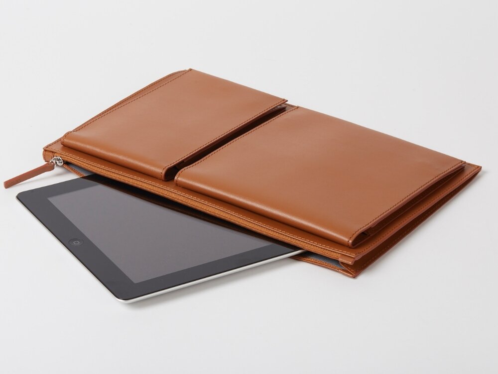 LEXON Flat torba w kolorze brazwoym przedstawiona z tabletem