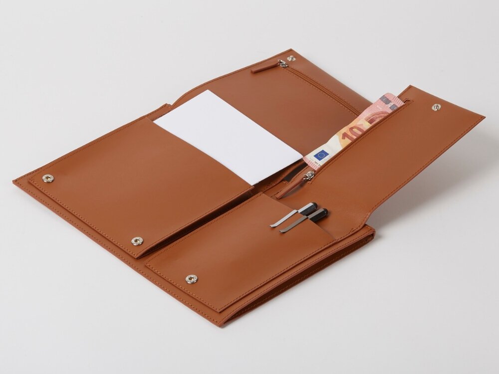 LEXON Flat płaski kształt dyskretne zapięcia Prosta forma i minimalistyczny krój