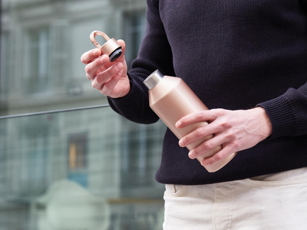 Termos LEXON Horizon LL148D Złoty Dobrze leży w dłoni Matowe wykończenie i smukły kształt wygodnie się trzyma nie wyślizguje się Wbudowany uchwyt z karabińczykiem ułatwienie przenoszenie przypięcie