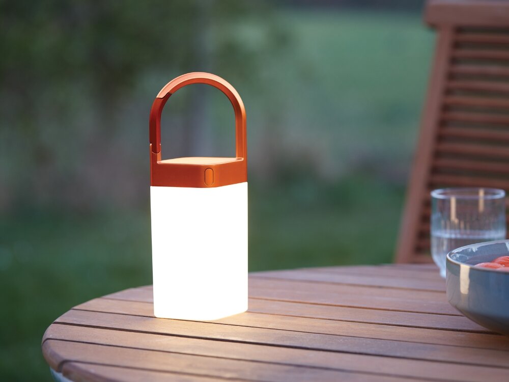 Lampka stołowa LEXON Horizon LH77O1 Pomarańczowy lampa stoi na stoliku pomarańczowy uchwyt ogrodowe tło lekka konstrukcja około 450 g wytrzymały uchwyt mobilna w dowolnym miejscu wnętrza domu na tarasie w ogrodzie podczas wieczornych eskapad odporna na zachlapania w każdych warunkach pogodowych praktyczne stylowe źródło światła