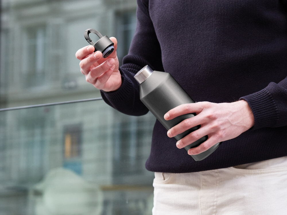 Termos LEXON Horizon LL148X Szary Dobrze leży w dłoni Matowe wykończenie i smukły kształt wygodnie się trzyma nie wyślizguje się Wbudowany uchwyt z karabińczykiem ułatwienie przenoszenie przypięcie