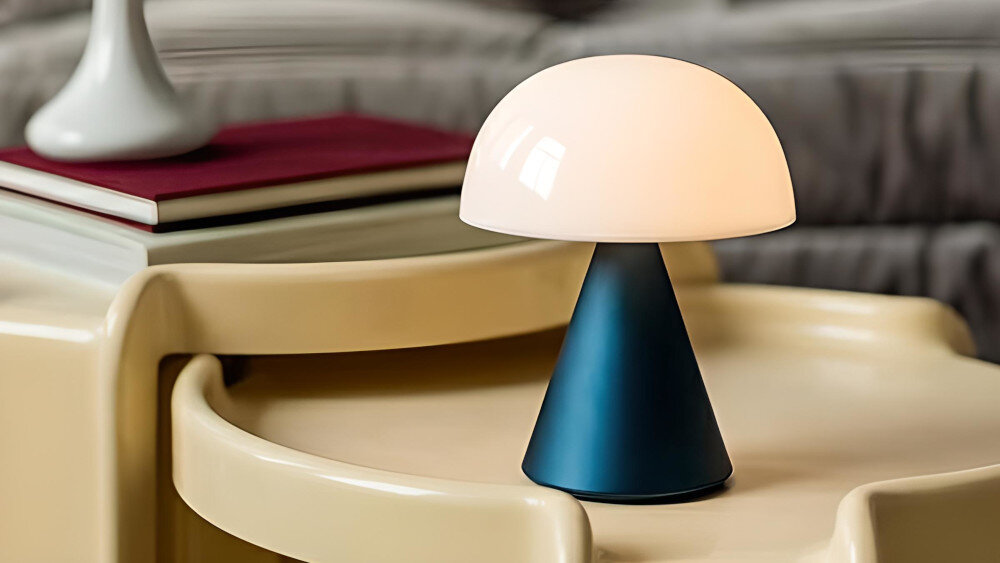 Lampa LED Lexon Mina M - ładowanie