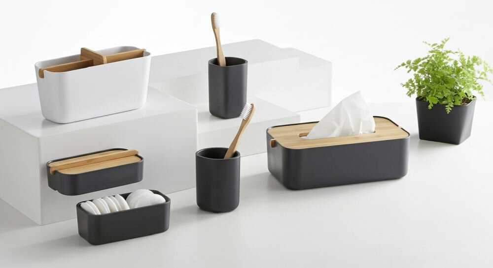 Kubek łazienkowy LEXON Zen LH40W8 Biały, bambusowe, drewno, ekologiczna, trwałość, na białym tle kubek łazienkowy wraz z aranżacją łazienkową i obok roślinność