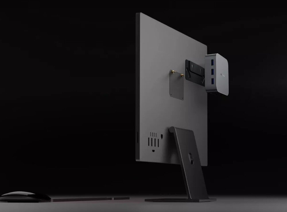 Komputer BLACKVIEW MP80 Komputer zamontowany z tyłu monitora za pomocą uchwytu VESA, pokazany z boku na czarnym tle obok myszy i klawiatury, uchwyt VESA