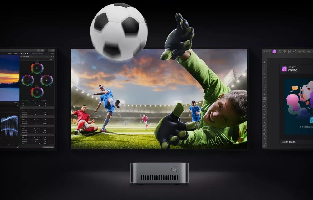 Komputer BLACKVIEW MP80 Ekran z dynamiczną sceną sportową przedstawiającą bramkarza i piłkę lecącą w jego stronę, a pod nim widoczny mały komputer w ciemnej obudowie, karta graficzna, obraz, rozdzielczość, porty HDMI