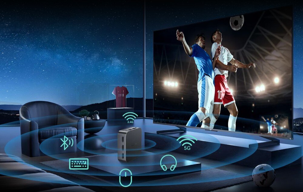 Komputer BLACKVIEW MP80 Wizualizacja pokazująca urządzenie w salonie z ikonami sygnałów łączności bezprzewodowej, ekranem z meczem piłkarskim i symbolami Bluetooth oraz Wi-Fi, łączność bezprzewodowa, Wi-Fi, Bluetooth