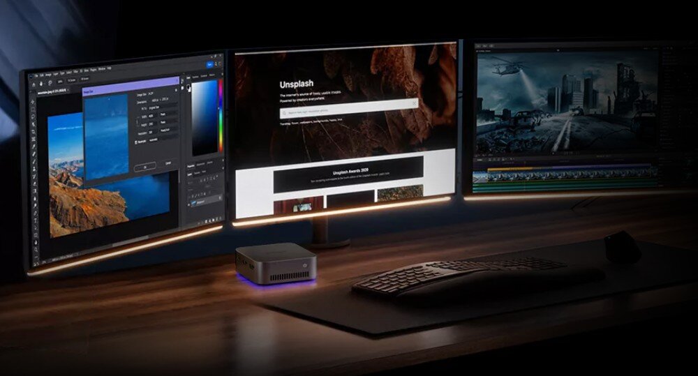 Komputer BLACKVIEW MP80 Biurko z trzema monitorami, na których wyświetlone są aplikacje do pracy i edycji grafiki, a pośrodku na blacie stoi mały komputer z delikatnym niebieskim podświetleniem, porty, złącza