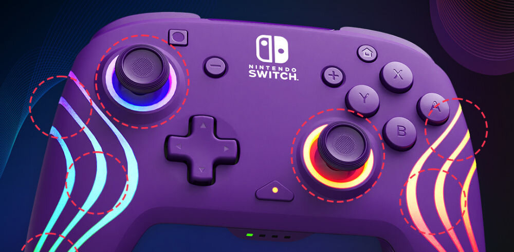 Kontroler PDP Afterglow Wave Nintendo Switch/Nintendo Switch Oled Fioletowy prezentacja kontrolera i zaznaczenie podświetlanych RGB części na granatowym tle pokaz świetlny 8 niezależnych stref RGB 4 gotowe tryby graj w rytmie światła