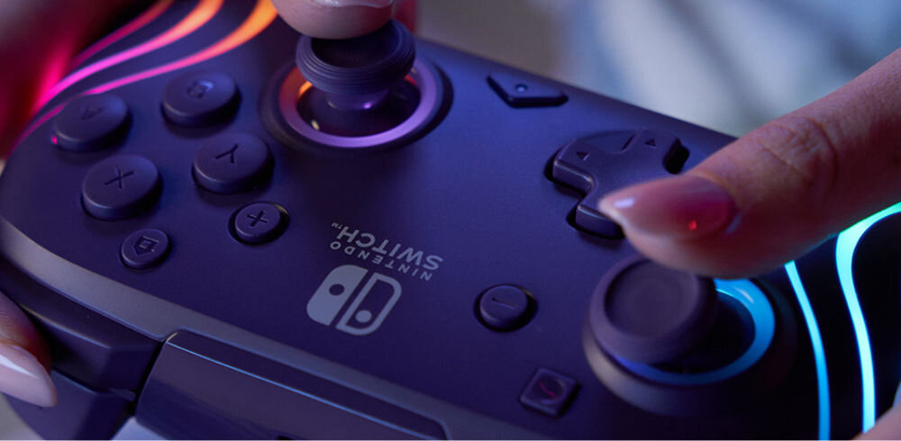 Kontroler PDP Afterglow Wave Nintendo Switch/Nintendo Switch Oled Fioletowy prezentacja kontrolera podczas grania na nim akumulator 2100 mAh do 40 godzin gry bez ładowania