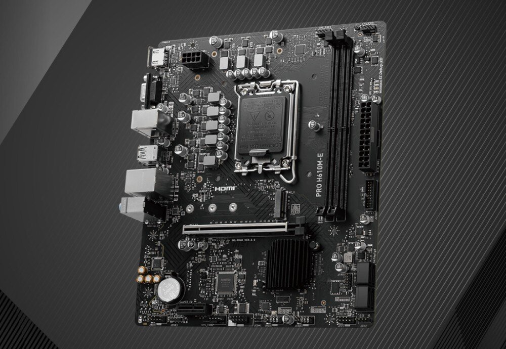 Płyta główna MSI Pro H610M-E DDR5 Płyta główna widoczna w całości w rzucie izometrycznym na ciemnoszarym tle