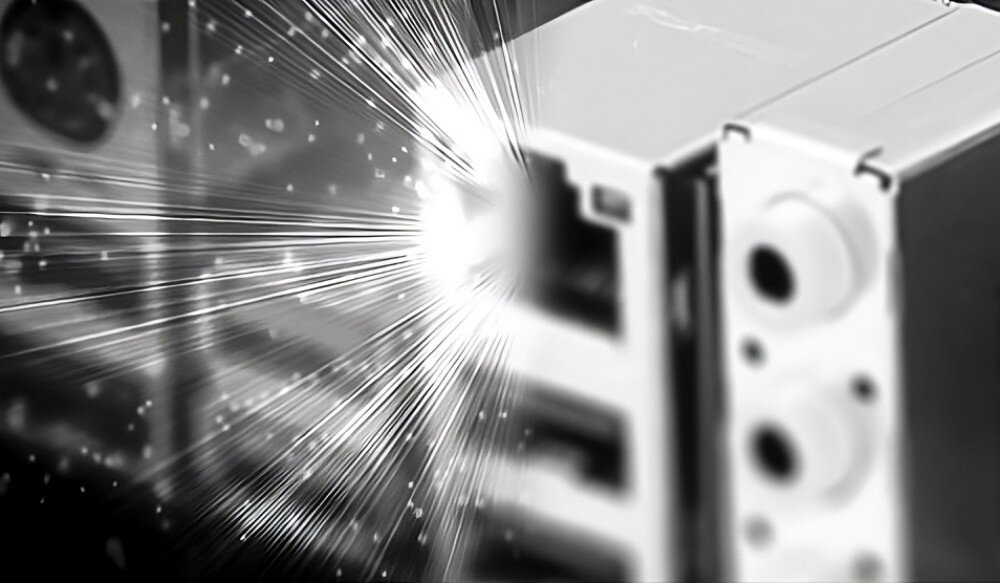 Płyta główna MSI Pro H610M-E DDR5 Artystyczne ujęcie portu LAN na tylnym panelu z którego wydobywają się promienie białego światła