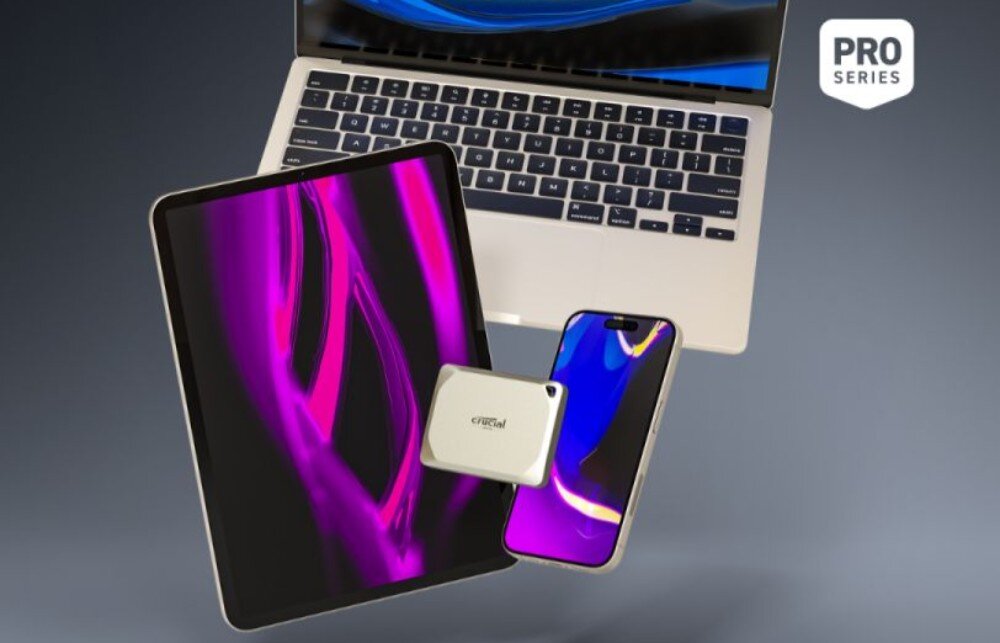 Dysk CRUCIAL X9 Pro for Mac Na zdjęciu widać przenośny dysk podłączony do smartfona i tabletu, obok znajduje się otwarty laptop z logo nad klawiaturą, w prawym górnym rogu widoczny napis 'Pro Series',  opis