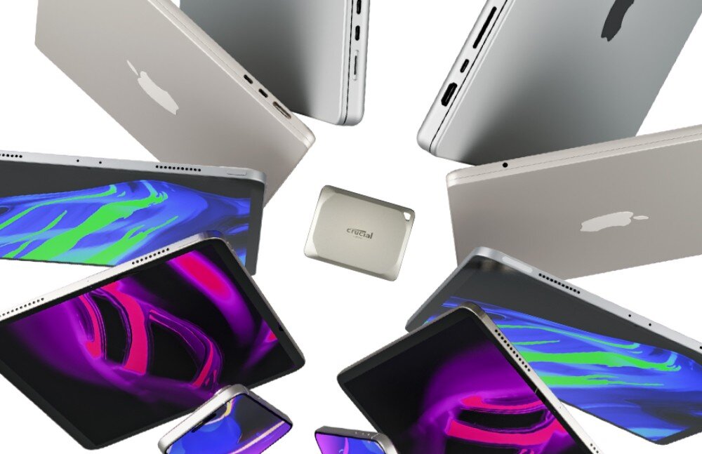 Dysk CRUCIAL X9 Pro for Mac W centrum zdjęcia znajduje się mały dysk wśród kilku urządzeń marki Apple, w tym tabletów, laptopów i telefonu, wszystkie w jasnych metalicznych obudowach, port USB-C, kompatybilność