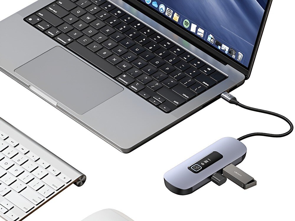 Hub USAMS SJ642HUB01 Laptop z podłączonym hubem USB-C leży na białym biurku. Do huba wpięte są dwa urządzenia. Obok znajduje się klawiatura i myszka, 
            hub usb 3.0 5gb/s usbc pd 100w hdmi 4k