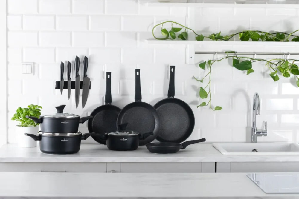 Garnek ZWIEGER Gabro 20 cm praktyczność w kuchni garnki patelnie blat rączka pokrywka eleganckie czarne 