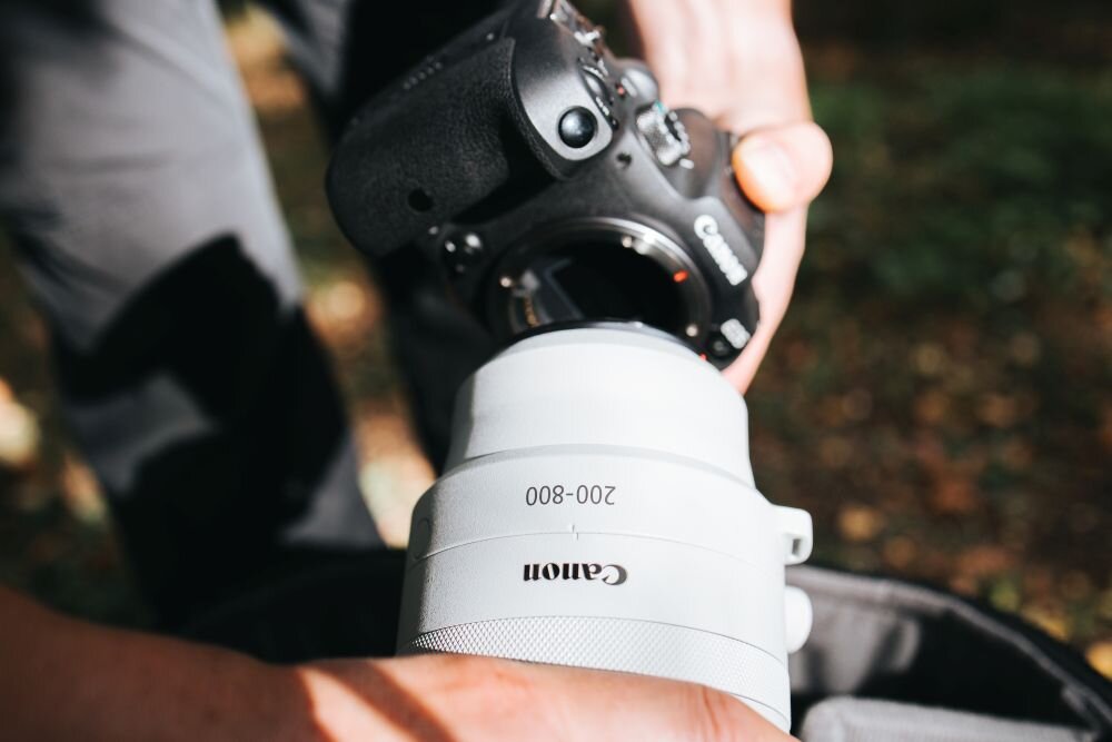 Obiektyw CANON RF 200-800mm f-6.3-9 IS USM ogniskowa przysłona ostrość pierścienie optyka soczewki powłoki montaż bagnet światło jasność zoom filtry waga