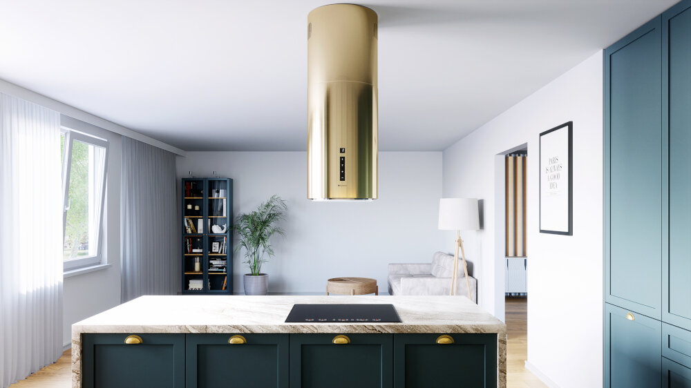Okap GLOBALO Heweno Isola 39.2 złoty Na zdjęciu widoczny jest złoty okap kuchenny o cylindrycznym kształcie, zawieszony centralnie nad wyspą, w eleganckim i jasnym wnętrzu z widocznymi schodami, telewizorem i obrazami na ścianie. Całość podkreśla luksusowy charakter kuchni oraz minimalistyczny design